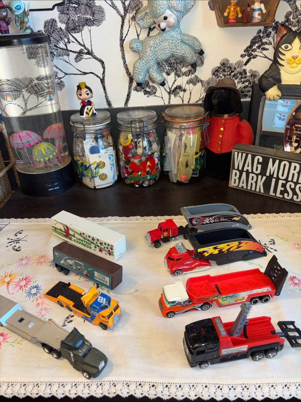EUC 11 Piece VINTAGE and modern hot wheels matchbox assortment of vintage die-ca